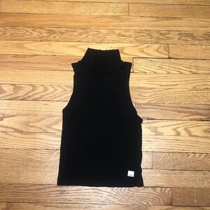Vuori Cove Funnel Neck Ribbed Tank. Black color. Size S.